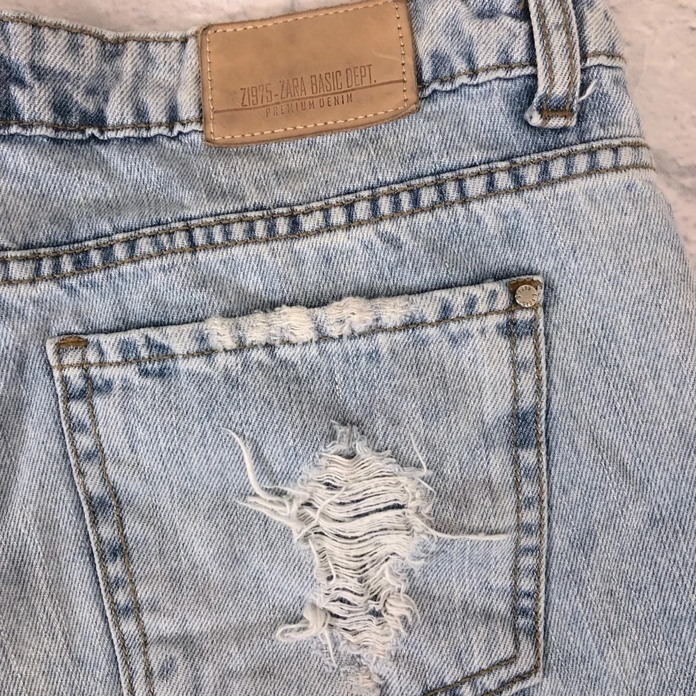 Zara Distressed Denim jean shorts Light wash denim Size 8